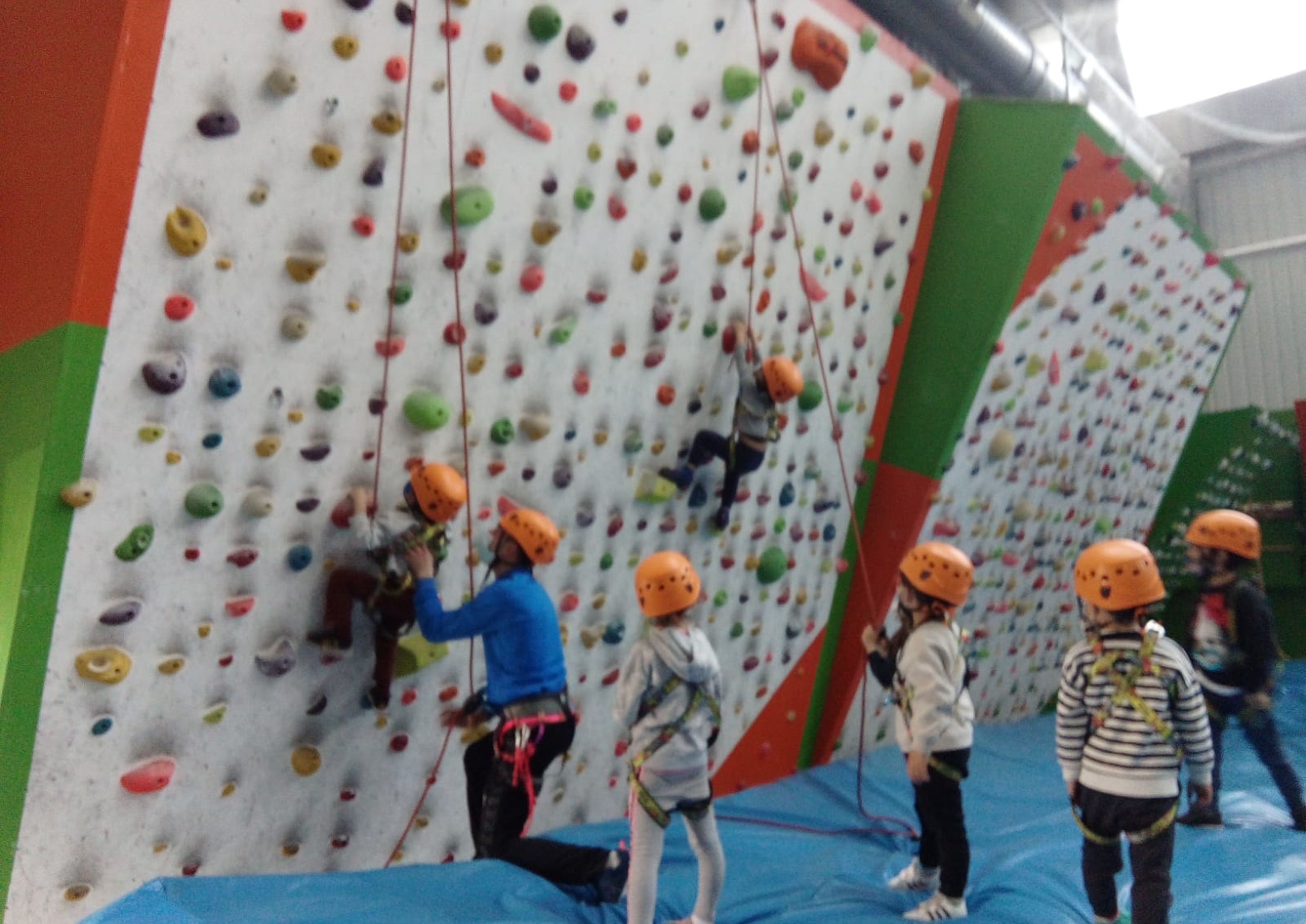 Clases de escalada para niñas y niños en beUp Burgos